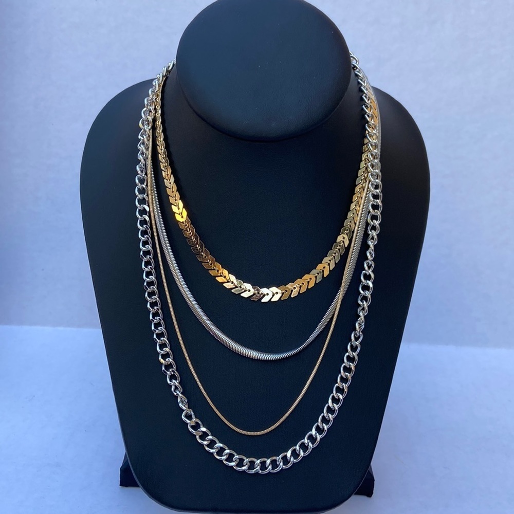 New GUESS Womens Necklace